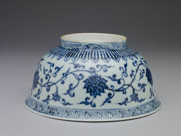 青花纏枝花卉紋碗