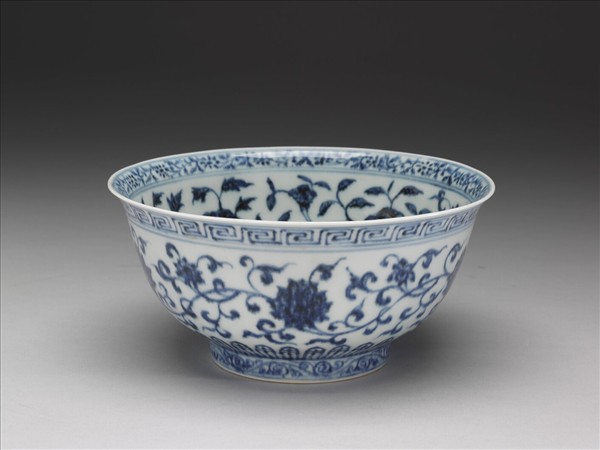 青花纏枝花卉紋碗