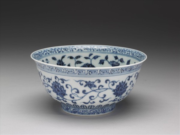 青花纏枝花卉紋碗