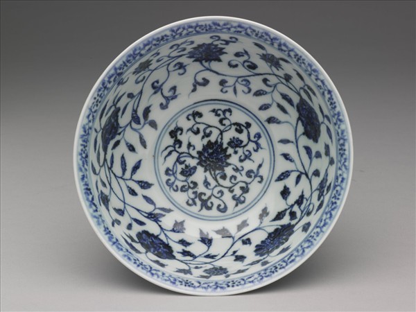 青花纏枝花卉紋碗