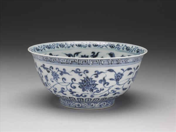 青花纏枝花卉紋碗
