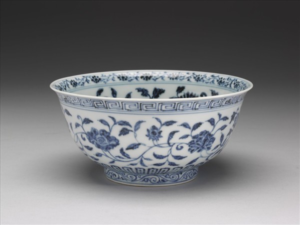 青花纏枝花卉紋碗