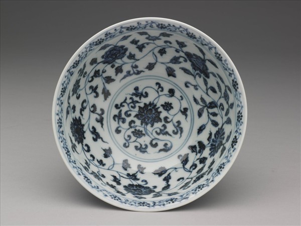 青花纏枝花卉紋碗