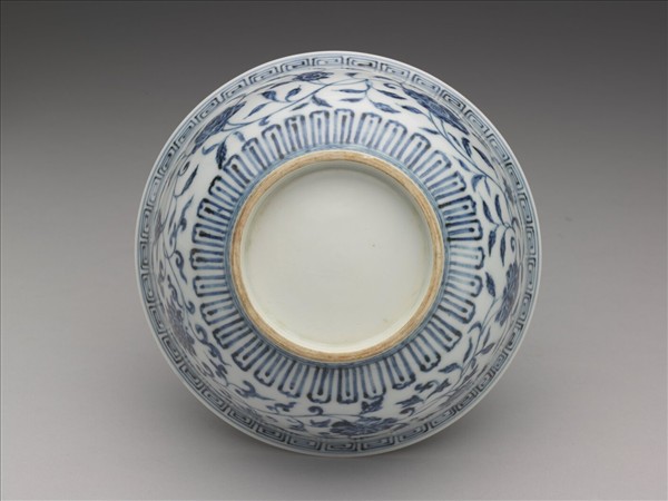 青花纏枝花卉紋碗