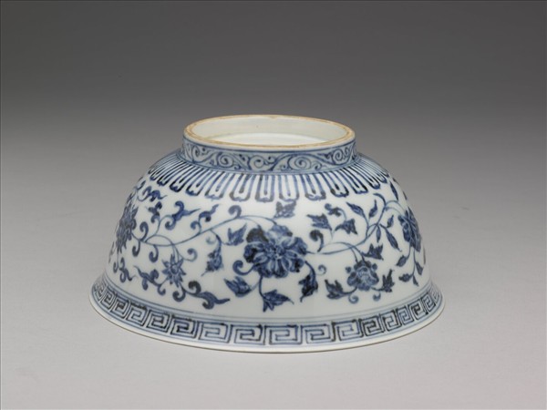 青花纏枝花卉紋碗