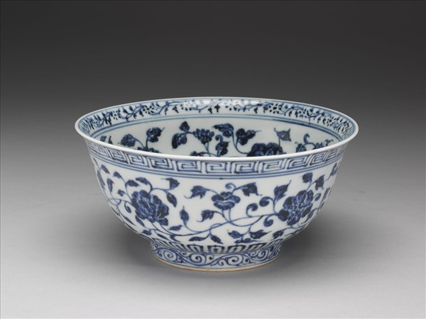 青花纏枝花卉紋碗