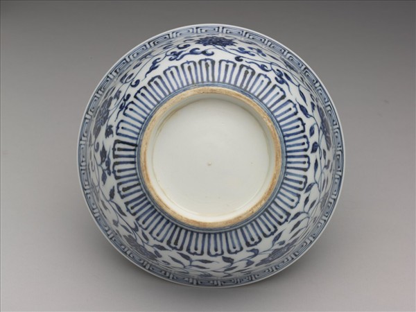 青花纏枝花卉紋碗