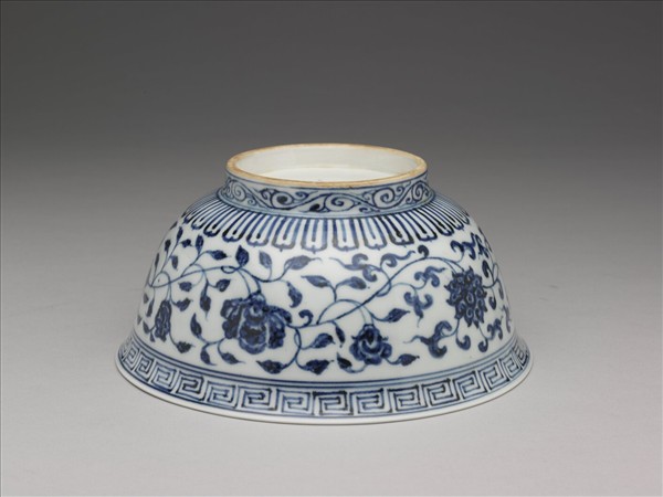 青花纏枝花卉紋碗