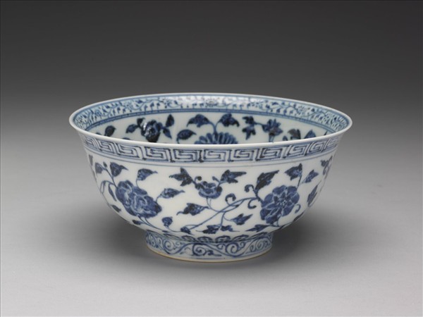 青花纏枝花卉紋碗