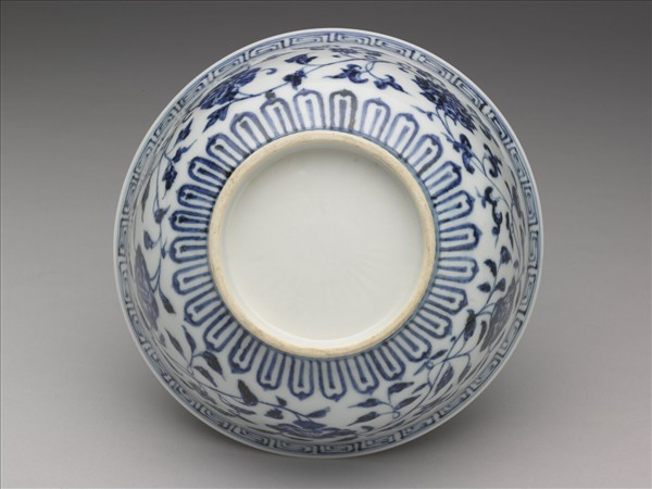 青花纏枝花卉紋碗