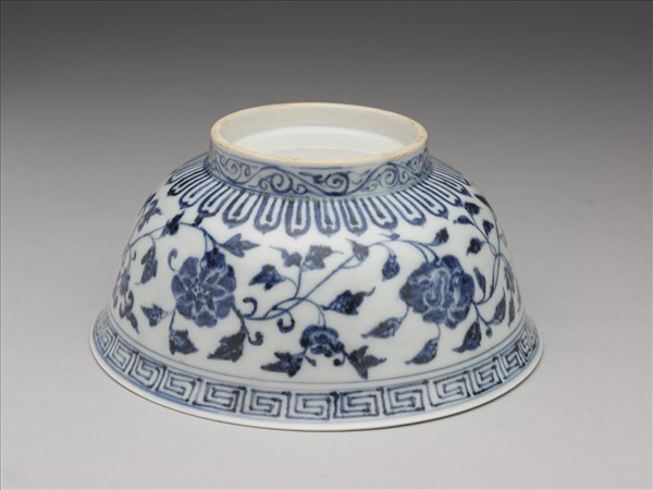 青花纏枝花卉紋碗