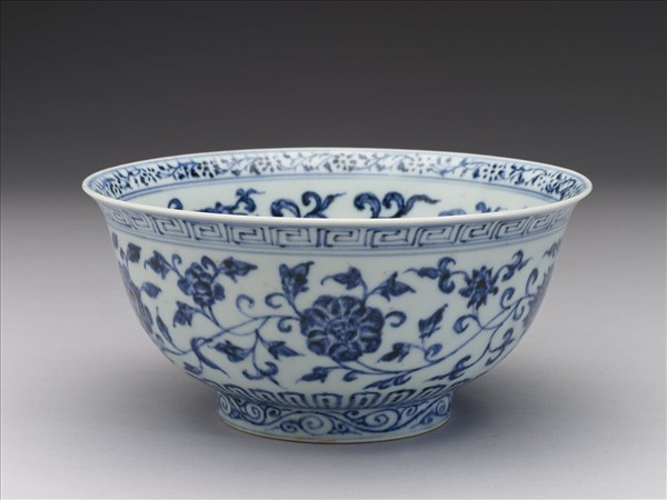 青花纏枝花卉紋碗