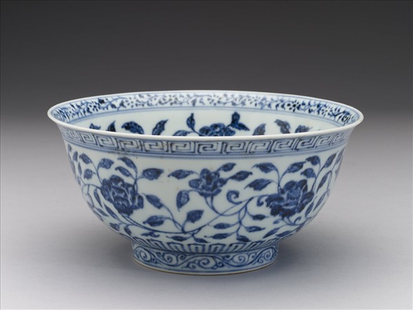 青花纏枝花卉紋碗