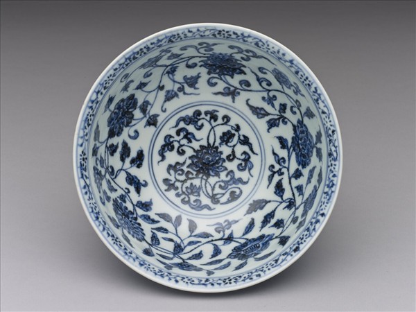 青花纏枝花卉紋碗