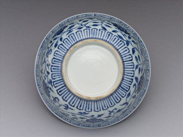 青花纏枝花卉紋碗