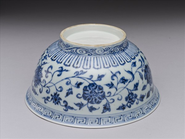 青花纏枝花卉紋碗