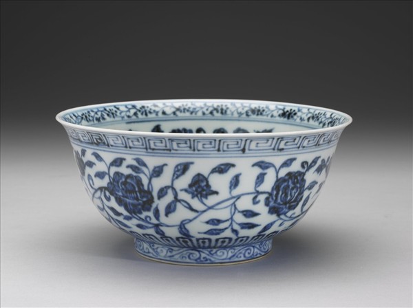 青花纏枝花卉紋碗