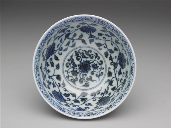 青花纏枝花卉紋碗
