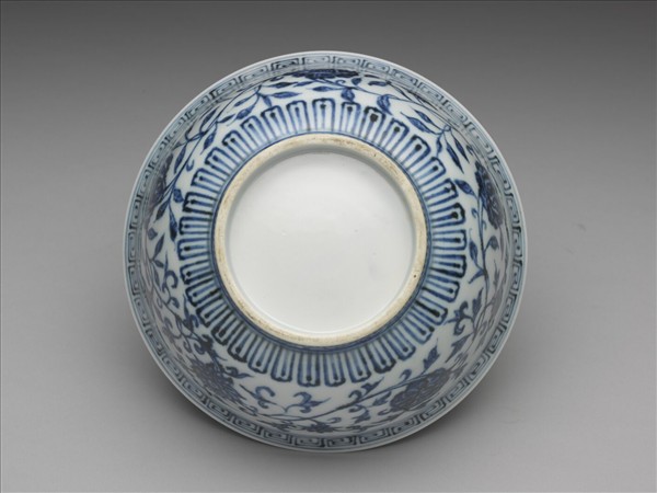 青花纏枝花卉紋碗