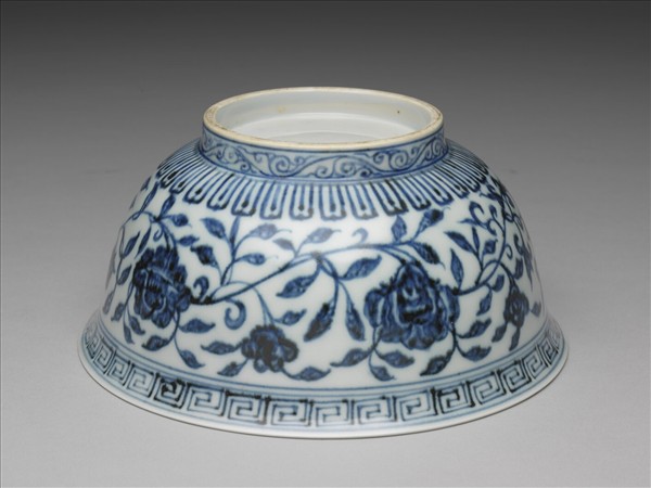 青花纏枝花卉紋碗