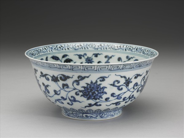 青花纏枝花卉紋碗