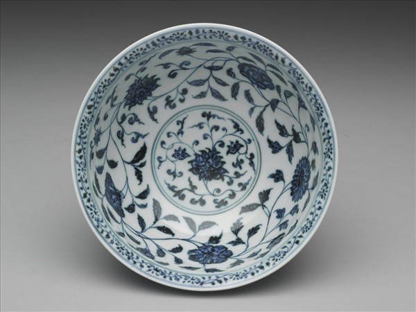 青花纏枝花卉紋碗