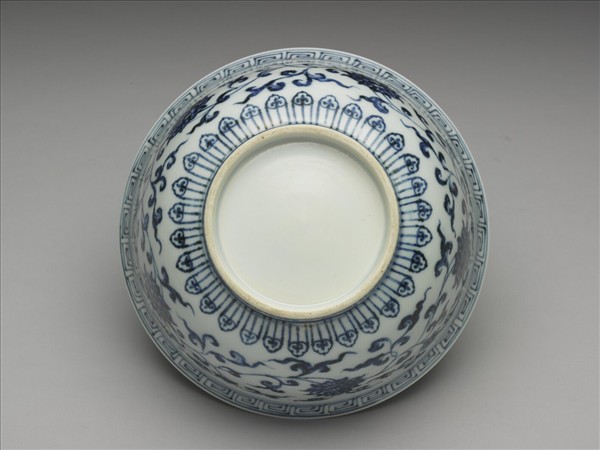 青花纏枝花卉紋碗