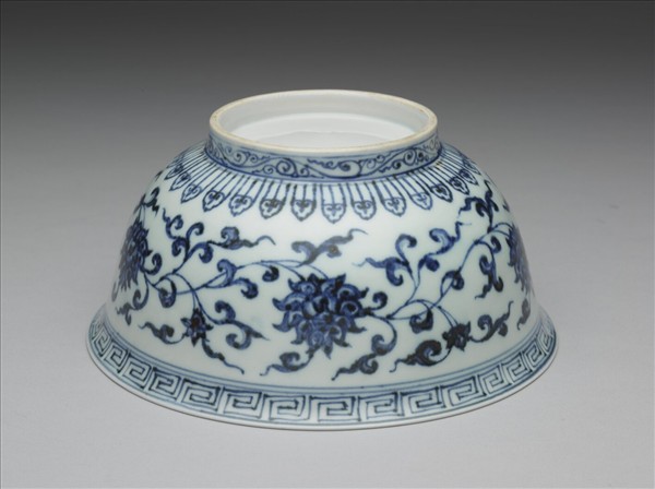 青花纏枝花卉紋碗