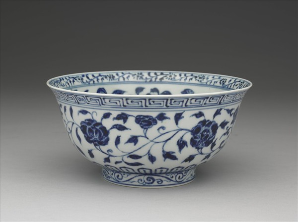 青花纏枝花卉紋碗