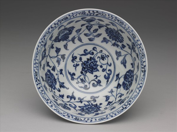 青花纏枝花卉紋碗