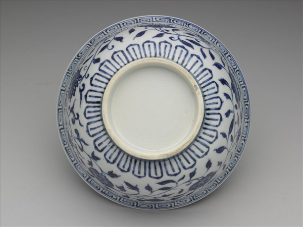 青花纏枝花卉紋碗