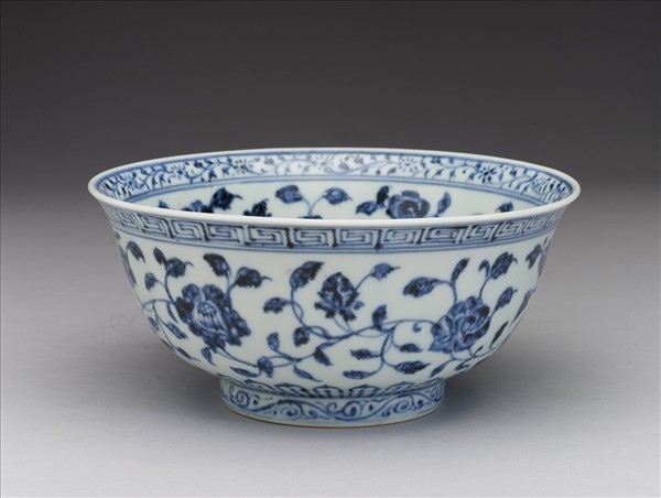青花纏枝花卉紋碗