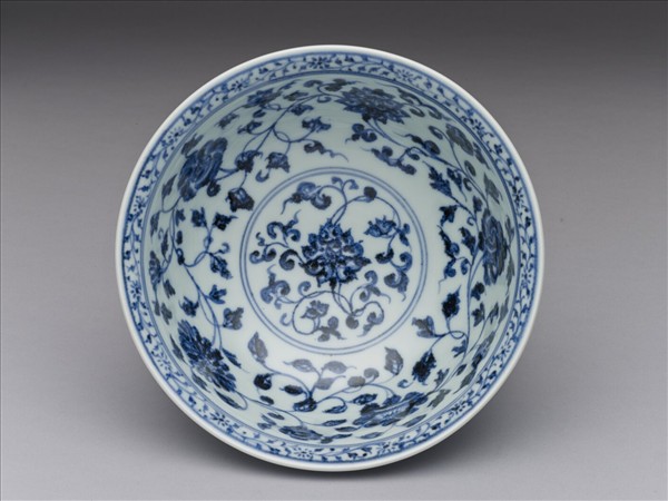 青花纏枝花卉紋碗