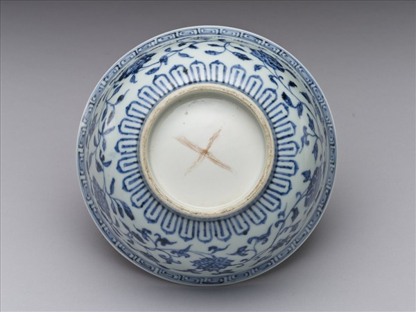 青花纏枝花卉紋碗