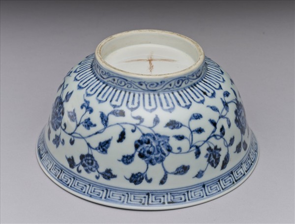 青花纏枝花卉紋碗