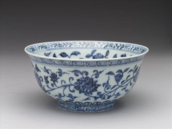 青花纏枝花卉紋碗