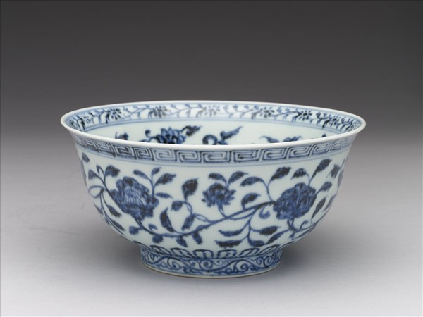 青花纏枝花卉紋碗