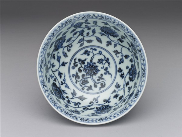 青花纏枝花卉紋碗