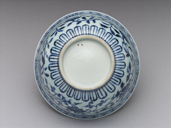 青花纏枝花卉紋碗