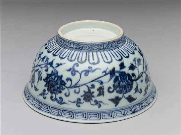 青花纏枝花卉紋碗