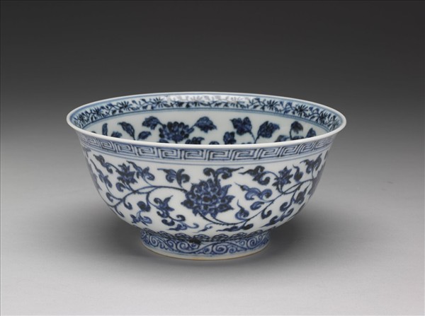 青花纏枝花卉紋碗