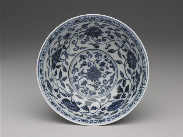 青花纏枝花卉紋碗