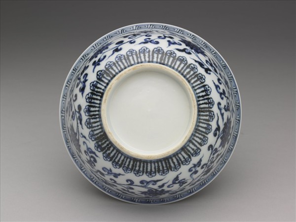 青花纏枝花卉紋碗