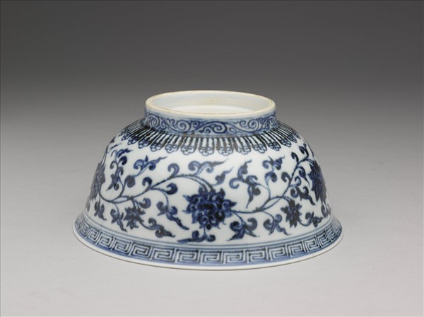 青花纏枝花卉紋碗