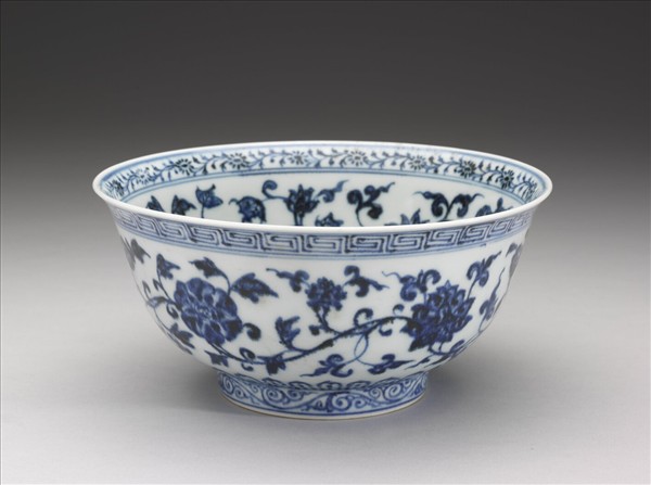 青花纏枝花卉紋碗