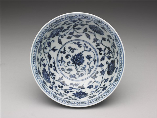 青花纏枝花卉紋碗