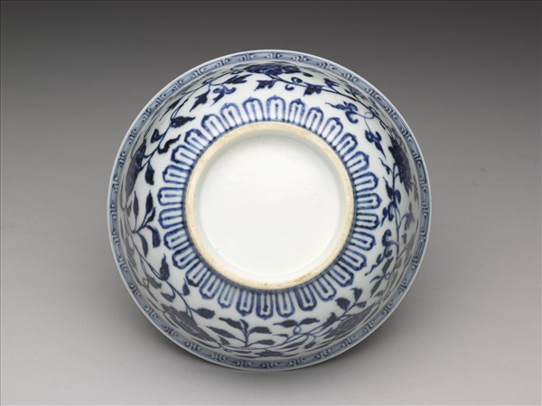 青花纏枝花卉紋碗