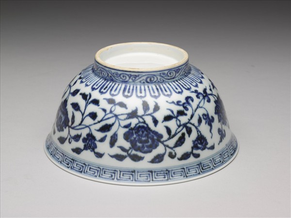 青花纏枝花卉紋碗