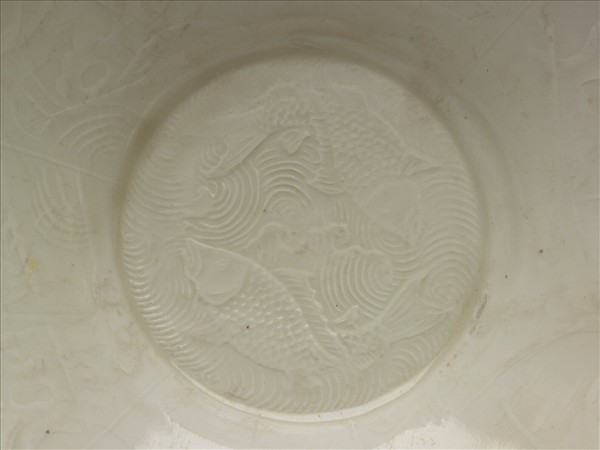 定窯 白瓷印花分格竹石棲鶴紋碗