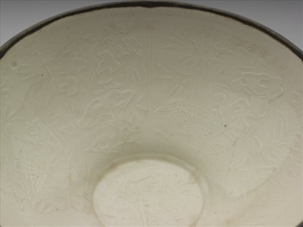 定窯 白瓷印花分格竹石棲鶴紋碗